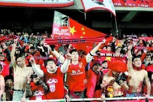 巴萨部分人士对莱万表现越来越不满意尽管巴萨保证莱万不会在夏天离开，球员经纪人扎哈维也表示莱万会履行到2025年的合同。